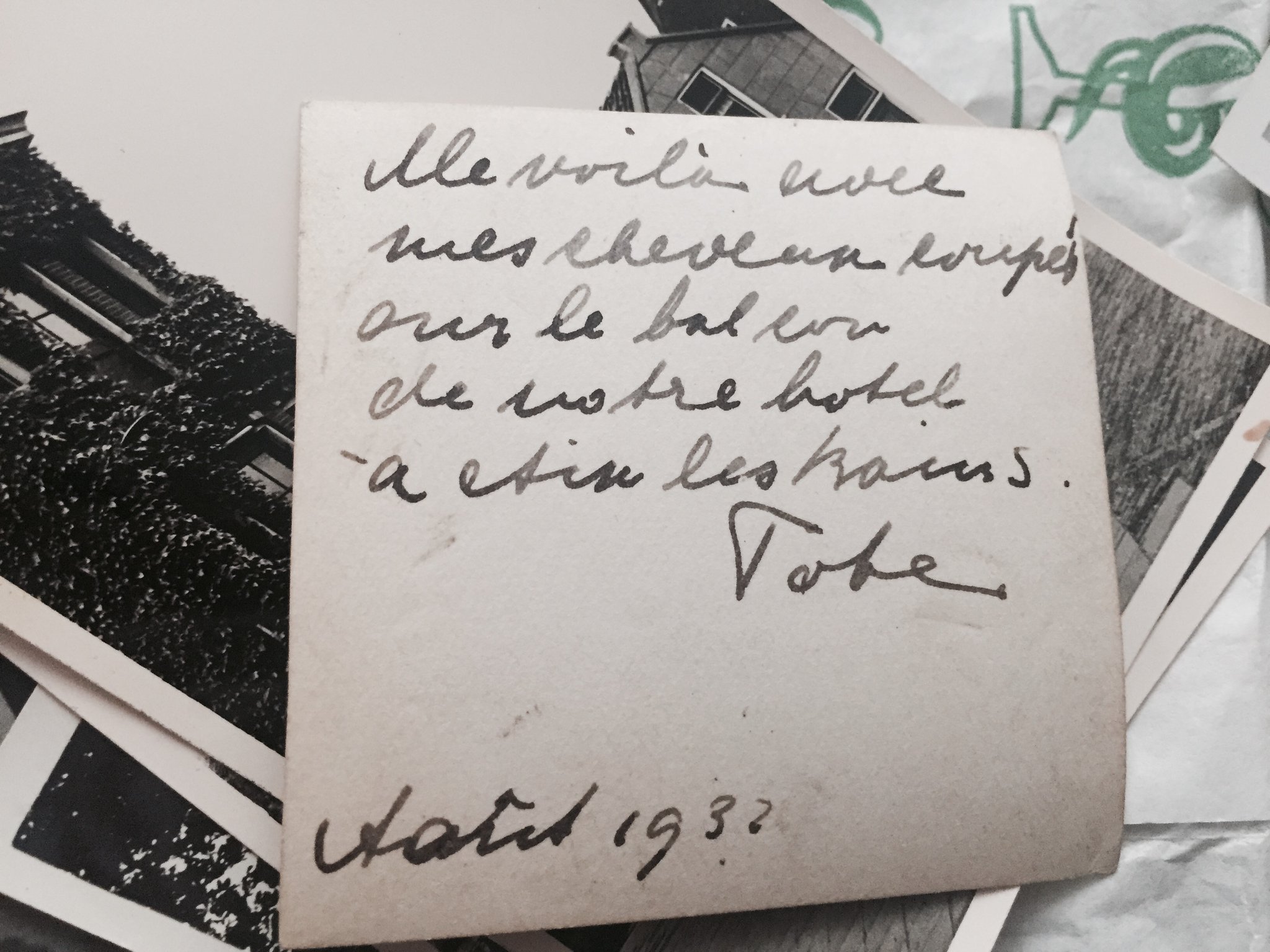 Derrière certaines il y a des commentaires mais ce n'est pas l'écriture de Madeleine : "Me voilà avec mes cheveux coupés sur le balcon de notre hôtel à Aix les Bains", Toke, août 1932 https://t.co/V9krtM9998